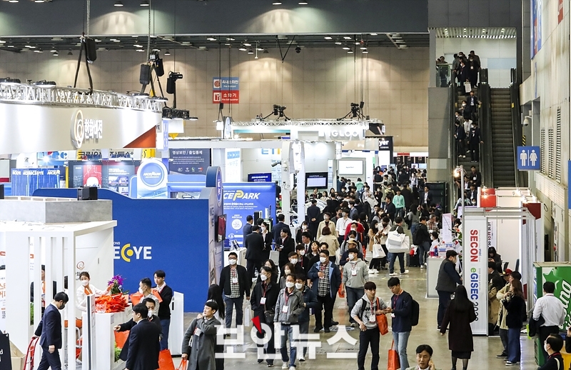 [보안뉴스] 아시아 최대 규모 통합보안 전시회 ‘세계보안엑스포 & 전자정부 정보보호 솔루션 페어’ 성황리 개막! 1번째 파일 - 자세한 내용은 본문 참조