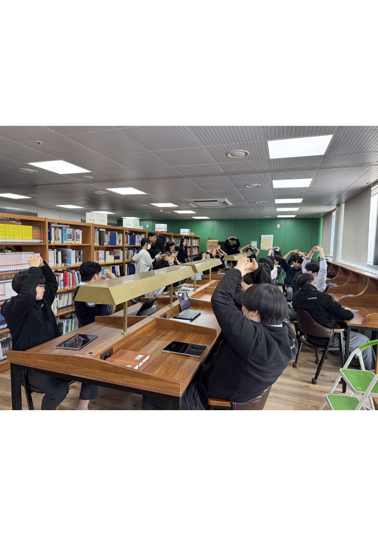 라이브티어의 책으로 여는 세상! 신흥고 학교 도서관 교육봉사 이미지